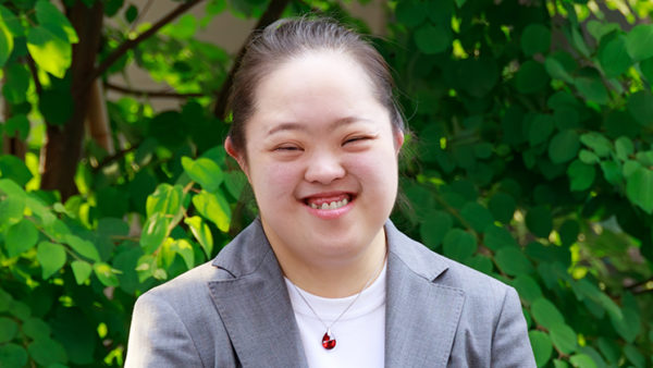 ダウン症だから一人暮らしは無理、なんてない。-料理をしたりYouTubeでダンス動画を見たりと一人暮らしを満喫する書家・金澤翔子さんの純粋な心に迫る-