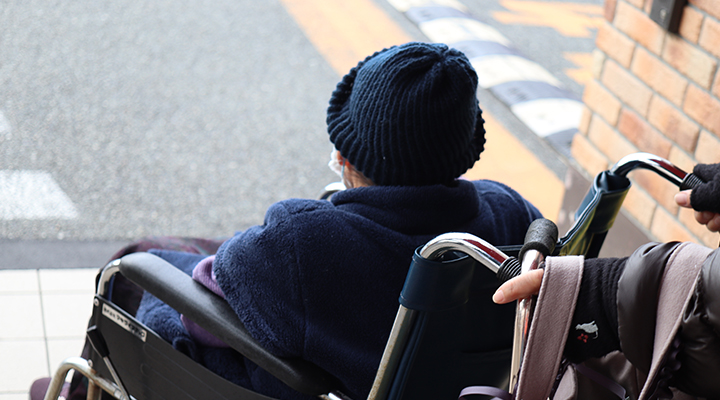 車いすに乗った人物