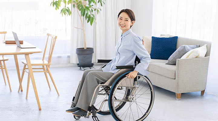 車いすに乗った女性