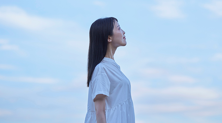 空を見上げる女性