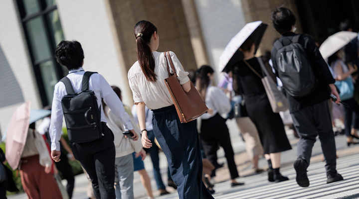 横断歩道を歩く人々