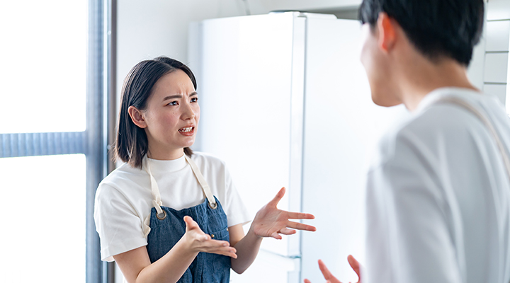 言い合いをする女性と男性