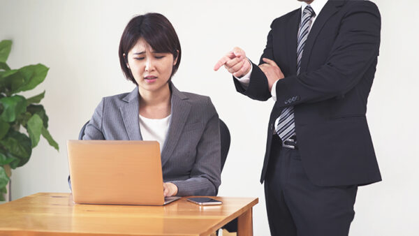 マンスプレイニングとは？　女性差別や軽視による男性の言動や具体例、問題意識を徹底解説｜LIFULL STORIES