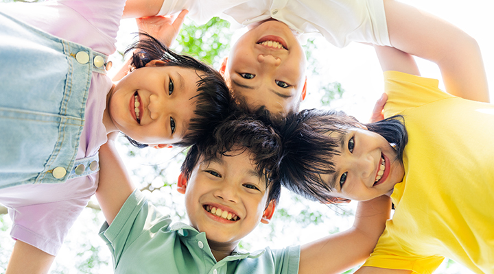 笑顔で肩を組む子どもたち