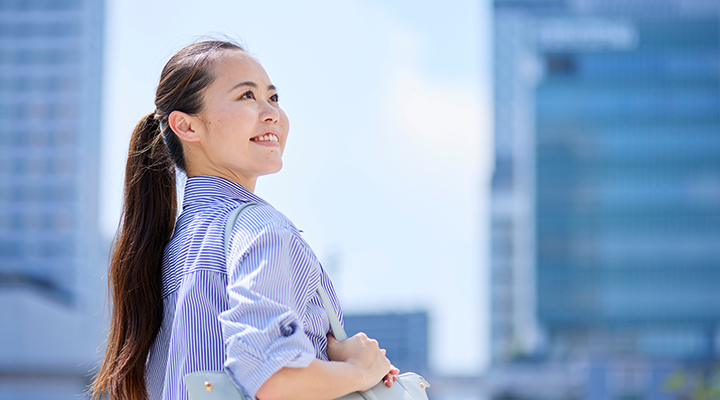 空を見上げる女性