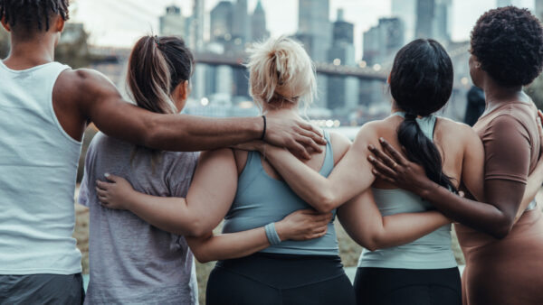 腕を組む多様な人々