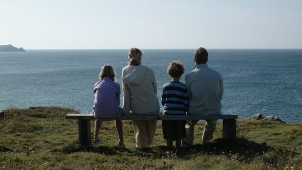 海を見つめる家族