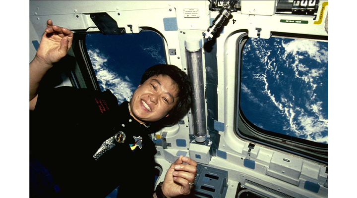 宇宙にいる向井千秋さん