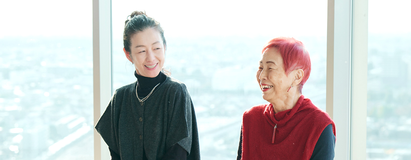 社会学者・上野千鶴子さんとスイス在住ケアの専門家・リッチャー美津子さん