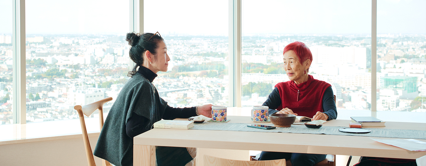 社会学者・上野千鶴子さんとスイス在住ケアの専門家・リッチャー美津子さん