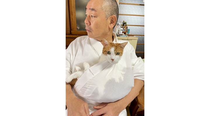 栃木県・那須の長楽寺の住職に抱えられた猫・シロくん