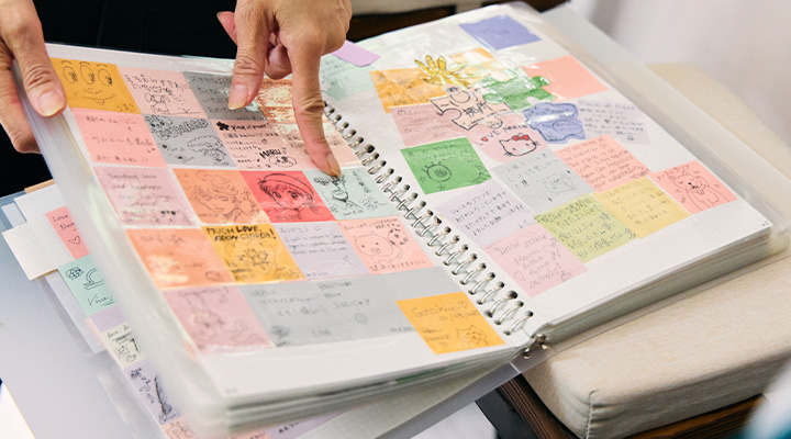 来店者たちに書いてもらったカード。色とりどりの用紙にメッセージが書かれ、ノートに張られている