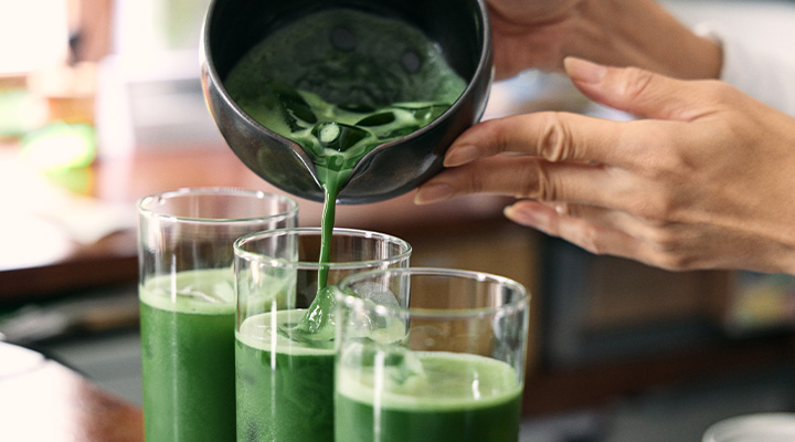 カフェ「Piece of Peace」のドリンク。抹茶をグラスに注いでいる様子