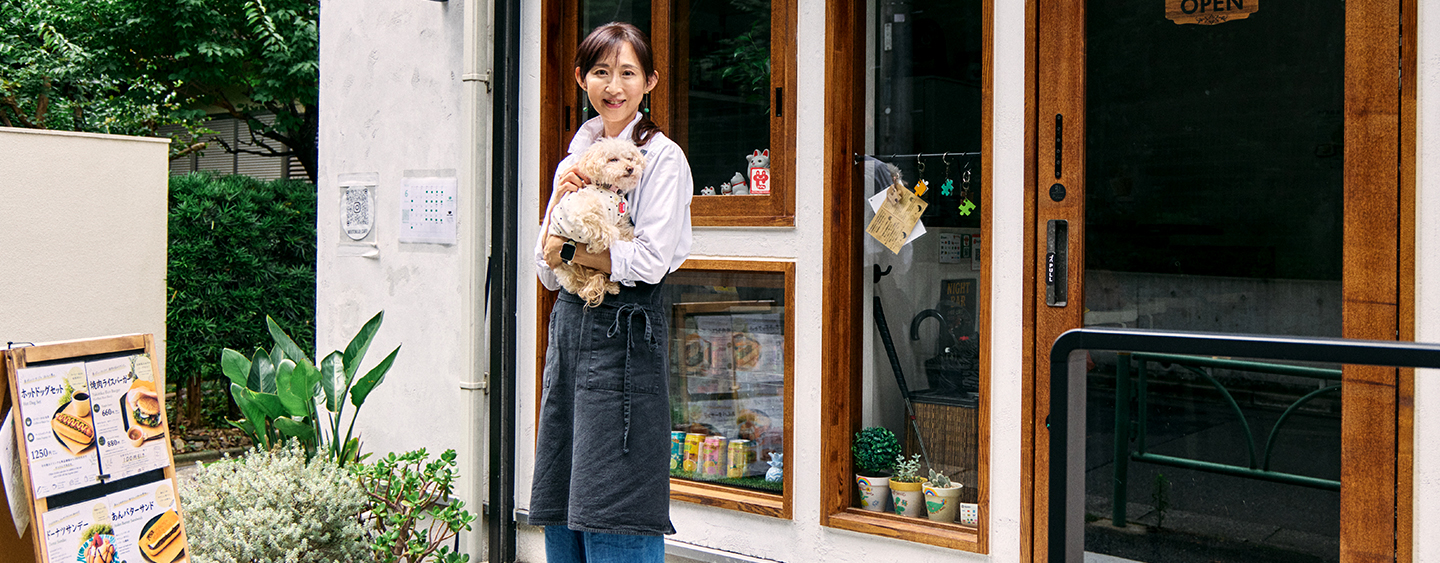 カフェ「Piece of Peace」の店前に立つ店主・風間久仁子さんと愛犬のマル