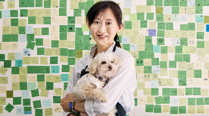 カフェ「Piece of Peace」店主・風間久仁子さんと愛犬のマル