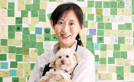カフェ「Piece of Peace」店主・風間久仁子さんと愛犬のマル