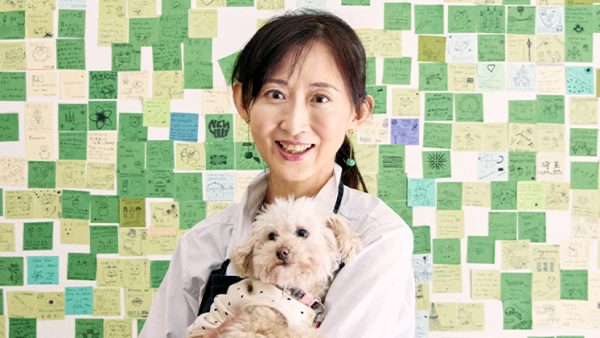 カフェ「Piece of Peace」店主・風間久仁子さんと愛犬のマル