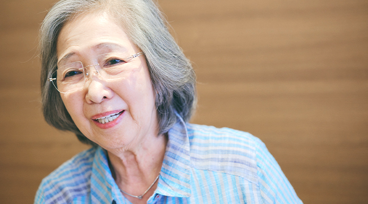 笑顔で語る金澤泰子さん