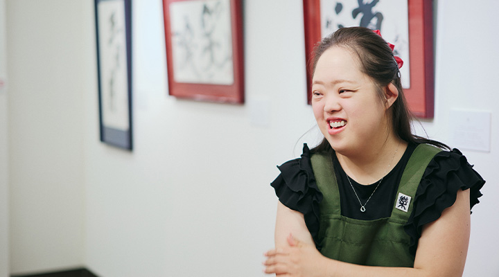 笑顔で語る金澤翔子さん
