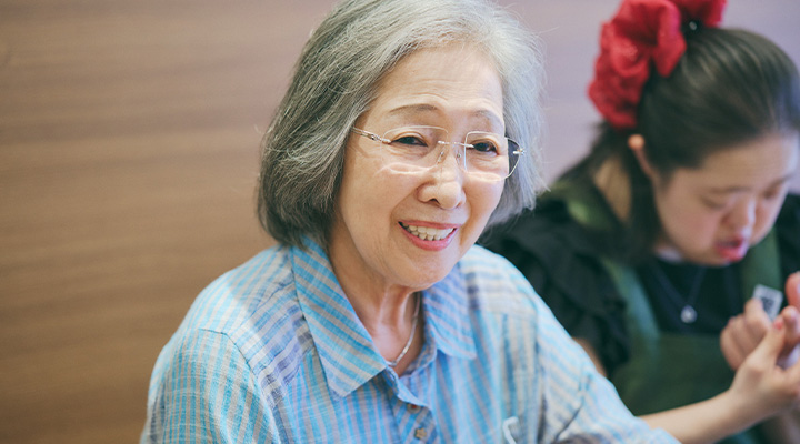 笑顔で語る金澤泰子さん