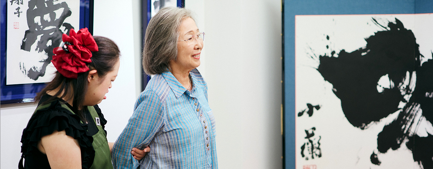 笑顔で語る金澤泰子さん