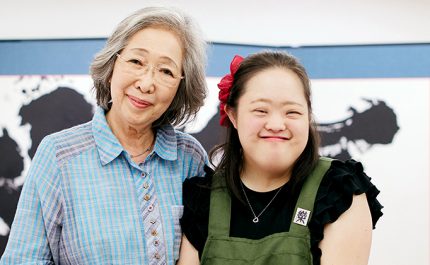 金澤泰子さん・翔子さんが寄り添って立つ様子