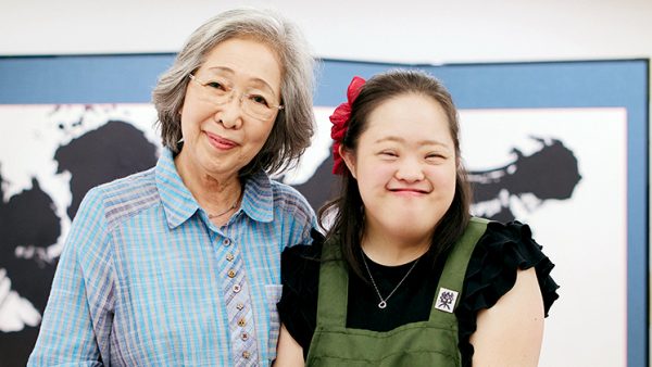 金澤泰子さん・翔子さんが寄り添って立つ様子